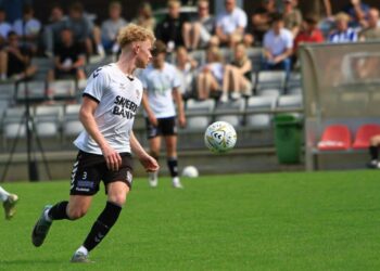 Trods spillemæssig overvægt det meste af kampen løb Varde ind i en resultatmæssig snitter, da gæsterne  vandt kampen med 4-0.